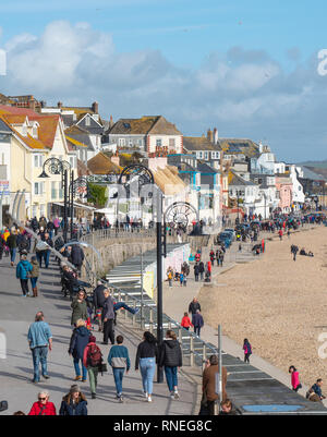 Lyme Regis, Dorset, Großbritannien. 19. Februar 2019. UK Wetter: Familien und Urlauber strömen zu den Strand in der malerischen Küstenstadt Lyme Regis über die Schule half term Break zu einem Spaziergang am Strand an einem Tag des ungewöhnlich hellen Sonnenschein und blauer Himmel genießen. Credit: Celia McMahon/Alamy leben Nachrichten Stockfoto