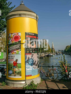 Amsterdam, Niederlande. 10.Oktober 2005. Ein werbeplakat Kiosk an der Oudeschans Gracht in Amsterdam, Niederlande, mit dem Wahrzeichen Montelbaanstoren Turm im Hintergrund. Credit: Arnold Drapkin/ZUMA Draht/Alamy leben Nachrichten Stockfoto