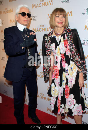 American Vogue Chefredakteurin Anna Wintour und Designer Karl Lagerfeld an das Debüt von Karl Lagerfeld & Rachel Bilson's Original film Serie von Magnum Eis während des 10. jährlichen Tribeca Film Festival an der IAC Gebäude inspiriert Am 21. April 2011 in New York City. Stockfoto