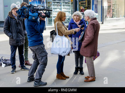 Swindon, Wiltshire, UK. 19. Februar, 2019. Ein TV-News Team sind dargestellt in der Mitte von Swindon im Gespräch mit den Kunden, wie die Menschen vor Ort die Nachrichten heute reagieren, dass Honda bestätigt hat, dass Sie Ihr Auto in der Stadt schließen. Credit: Lynchpics/Alamy leben Nachrichten Stockfoto