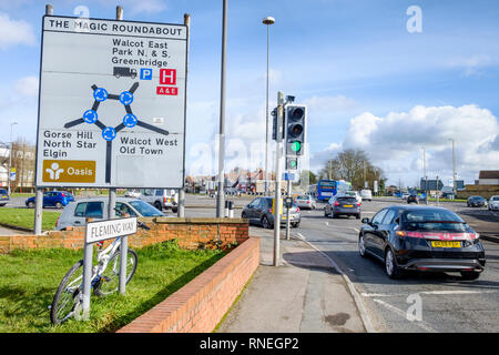 Swindon, Wiltshire, UK. 19. Februar, 2019. An dem Tag, an dem Honda hat bestätigt, dass Sie Ihr Auto Fabrik werden schließen in der Stadt eine Honda Auto abgebildet ist, da es Ansätze Swindon das berühmte Wahrzeichen "the magic Roundabout". Credit: Lynchpics/Alamy leben Nachrichten Stockfoto