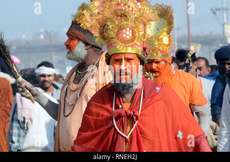 Allahabad, Indien. 19 Feb, 2019. Verkleidet als Lord Hanuman sind während der Kumbh Mela Festival im Prayagraj, Uttar Pradesh, Indien, Feb.19, 2019 gesehen. Kumbh Mela ist eine Masse Hindu Wallfahrt nach indischer Tradition, die hinduistischen Gläubigen die Möglichkeit gibt, ihre Sünden mit einem rituellen Bad im heiligen Flüsse zu waschen. Credit: Partha Sarkar/Xinhua/Alamy leben Nachrichten Stockfoto