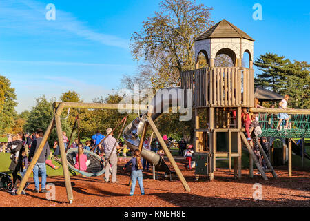 LONDON - 25.Oktober 2017: Bunte Spielplatz am Hof in den Park, wo die Kinder Spaß haben mit ihren Eltern Stockfoto