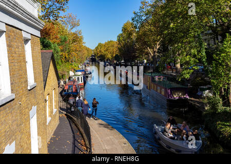 LONDON, Großbritannien - 21.Oktober 2018: die Zeilen von Hausbooten und schmalen Boote auf dem Kanal Banken an der Regent's Canal in der Nähe der Paddington in Little Venice, Londons - Engl Stockfoto