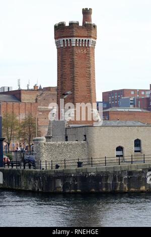 Hydraulischer Turm, Gatekeepers Lodge, Wapping Dock, Liverpool Waterfront, Großbritannien, Bogenfenster, Waterfront, River Mersey, Achteckig, Stein. Stockfoto