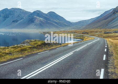 Leere Straße durch die erstaunliche Landschaft in Island Stockfoto