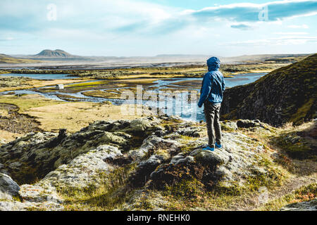 Junge Frau im Majestic isländische Landschaft suchen Stockfoto