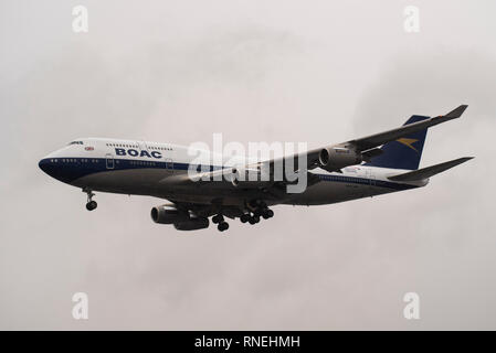 British Airways Boeing 747 Jumbo Jet G-BYGC Landung am Flughafen Heathrow bei schwerem Regen von Dublin, wo es in retro boac Farben bemalt worden war geflogen Stockfoto