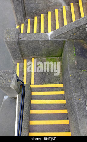 Konkrete Schritte, die mit gelb lackiert, sheringham, North Norfolk, England Stockfoto