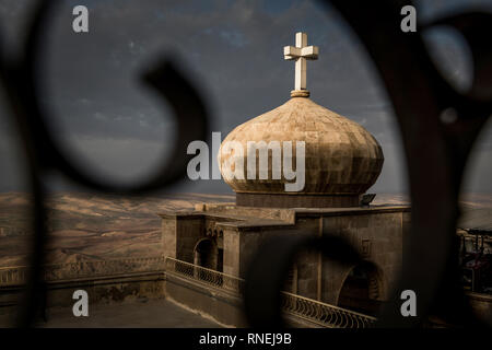 20 Kilometer von Mossul auf dem Berg Dschabal Alfaf im Nordirak ist eines der ältesten christlichen Klöster der Welt. Aufgrund seiner Bedeutung das Kloster zusammen mit einigen umliegenden Dörfern bildet eine der drei Erz Pfarreien der Syrisch-orthodoxen Kirche im Irak. Bis 2017 wurde das Kloster durch die bedroht ist. Stockfoto