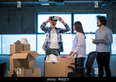 Junges Team in Gruppe, Architekt und Ingenieur auf Baustellen Prüfung von Dokumenten und Business Workflow können Sie über die virtuelle Realität Stockfoto