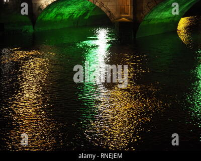 'S Bridge leuchtet die irische Flagge im Wasser des Flusses Liffley, Dublin - Irland Stockfoto
