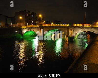 'S Bridge leuchtet die irische Flagge im Wasser des Flusses Liffley, Dublin - Irland Stockfoto