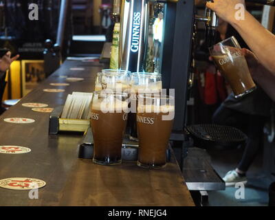 Guinness in einem Pub in Dublin gegossen - Irland Stockfoto