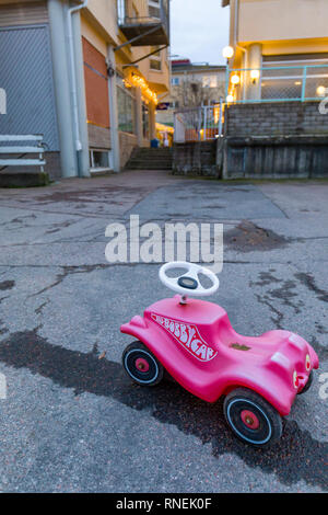 Rosa BIG-BOBBY-CAR nach links nach draußen auf die Straße Stockfoto