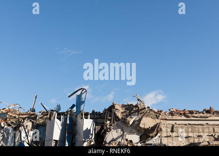 Ruiniert Teil der Wand im blauen Himmel Stockfoto