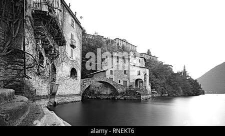 Alte steinerne Brücke in Gravedona am Comer See. Stockfoto