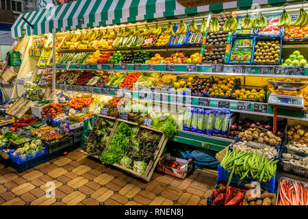 Obst & Gemüse zum Verkauf auf einen Stall in Oxford überdachte Markt. Stockfoto