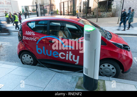 Eine elektrische Bolloré Bluecar der BlueCity Car Sharing-Regelung eine Ladestation in Central London geladen wird. Stockfoto