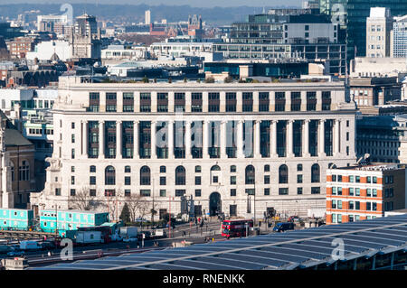 Einen erhöhten Blick auf die DENKMALGESCHÜTZTEN neoklassizistischen Art déco-Gebäude von Unilever Haus auf der Nordseite der Blackfriars Bridge in London. Stockfoto