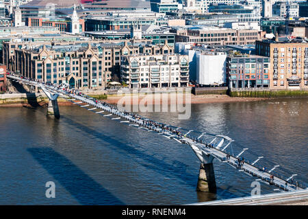Einen erhöhten Blick auf die Millennium Fußgängerbrücke über die Themse. Stockfoto
