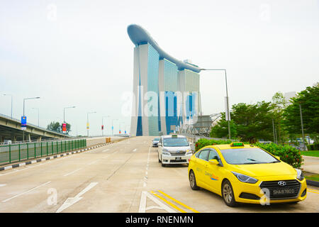 Singapur - Januar 14, 2017: Taxis in Singapur Highway, Marina Bay Sands Resort Gebäude im Hintergrund Stockfoto