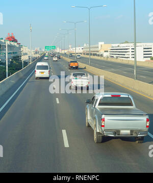 Auto Verkehr auf der Autobahn zu Don Mueang International Airport, Bangkok, Thailand Stockfoto