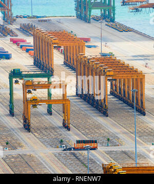 Industrielle Ausrüstung, Fracht Krane und Stahlkonstruktionen auf Pier in Leer Gütertransporte Hafen von Singapur, Luftaufnahme