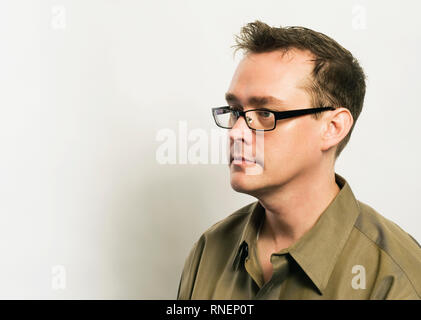 Ein Porträt von einem Mann mit eckigen Gläsern. Stockfoto