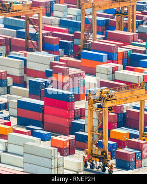 Luftaufnahme von bunten Containern in der Frachtschifffahrt Hafen von Singapur Stockfoto