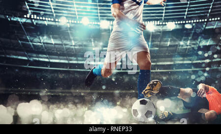 In der Nähe eines Fußball-action Szene mit konkurrierenden Fußball-Spieler im Stadion Stockfoto