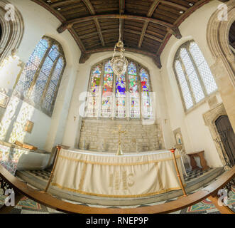 Altar und Glasfenster in der Kirche von St. Johannes der Täufer an der Stadt von Stamford, England, mit einem hohen Anteil an denkmalgeschützten Bauen Stockfoto