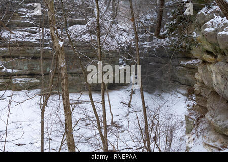 Schnee bedeckt Canyon Wände in französischer Sprache Canyon. Verhungert Rock State Park, Illinois, USA Stockfoto