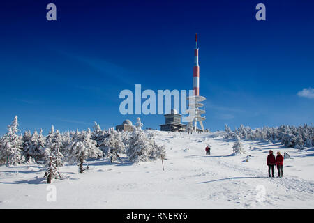 Funkübertragung Turm und schneebedeckte Bäume auf Mt Brocken, Harz, Sachsen-Anhalt, Deutschland, Europa Stockfoto