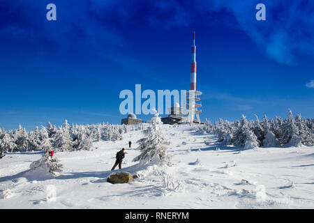 Funkübertragung Turm und schneebedeckte Bäume auf Mt Brocken, Harz, Sachsen-Anhalt, Deutschland, Europa Stockfoto