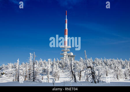 Funkübertragung Turm und schneebedeckte Bäume auf Mt Brocken, Harz, Sachsen-Anhalt, Deutschland, Europa Stockfoto