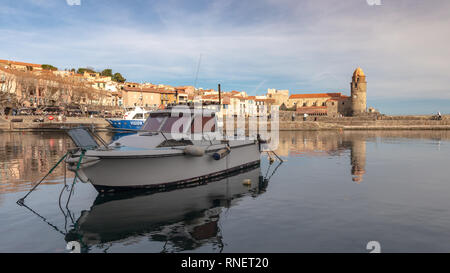Blick auf den Hafen von Colioure, Boote und Kirche Notre-Dame-des-Anges, Frankreich Stockfoto