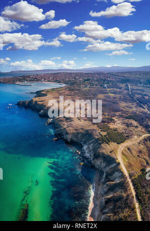 Aerial Vogelperspektive Foto von Drone mit klarem Wasser rocky Seascape - Chernomorec, Bulgarien Stockfoto