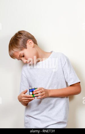 Kid spielen mit Rubik's Cube Stockfoto