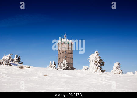 Funkübertragung Turm und schneebedeckte Bäume auf Mt Brocken, Harz, Sachsen-Anhalt, Deutschland, Europa Stockfoto