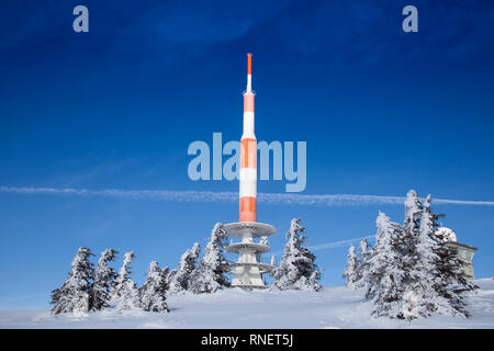 Funkübertragung Turm und schneebedeckte Bäume auf Mt Brocken, Harz, Sachsen-Anhalt, Deutschland, Europa Stockfoto