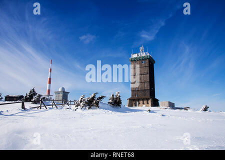 Funkübertragung Turm und schneebedeckte Bäume auf Mt Brocken, Harz, Sachsen-Anhalt, Deutschland, Europa Stockfoto