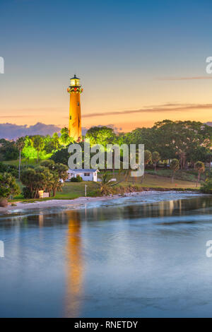 Jupiter, Florida, USA, mit Jupiter Inlet Licht in der Dämmerung. Stockfoto