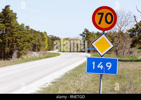 Primäre Straße Nummer 149 mit Höchstgeschwindigkeit 70 km/h. Stockfoto