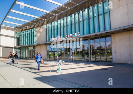 Ed Roberts Campus, Berkeley, Kalifornien, USA. Tagsüber, Farbe, Landschaft Foto des Campus am frühen Nachmittag, Licht, eine weiße Wolke im blauen Himmel. Stockfoto