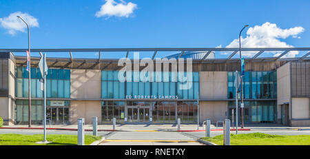 Ed Roberts Campus, Berkeley, Kalifornien, USA. Tagsüber, Farbe, Landschaft Foto des Campus am frühen Nachmittag, Licht, eine weiße Wolke im blauen Himmel. Stockfoto