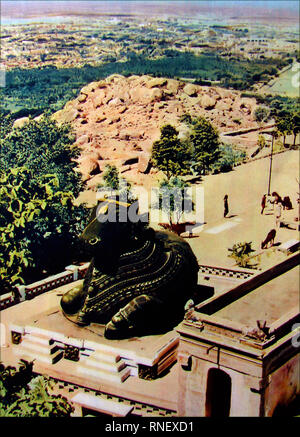 Ein 1946 Farbfoto der Nandi Bullen auf Chamundi Hill, Mysore, Indien Stockfoto