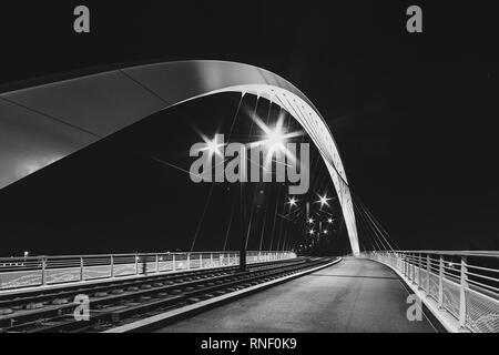 Citadelle Brücke über Bassin Vauban für Straßenbahnen und Fahrräder. Teil der neuen Straßenbahn Straßburg-Kehl. Frankreich - Deutschland. Stockfoto