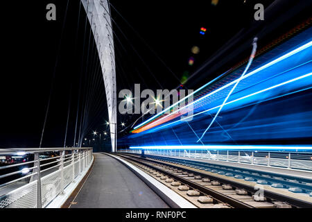 Citadelle Brücke über Bassin Vauban für Straßenbahnen und Fahrräder. Teil der neuen Straßenbahn Straßburg-Kehl. Frankreich - Deutschland. Stockfoto