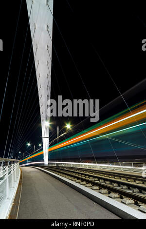 Citadelle Brücke über Bassin Vauban für Straßenbahnen und Fahrräder. Teil der neuen Straßenbahn Straßburg-Kehl. Frankreich - Deutschland. Stockfoto